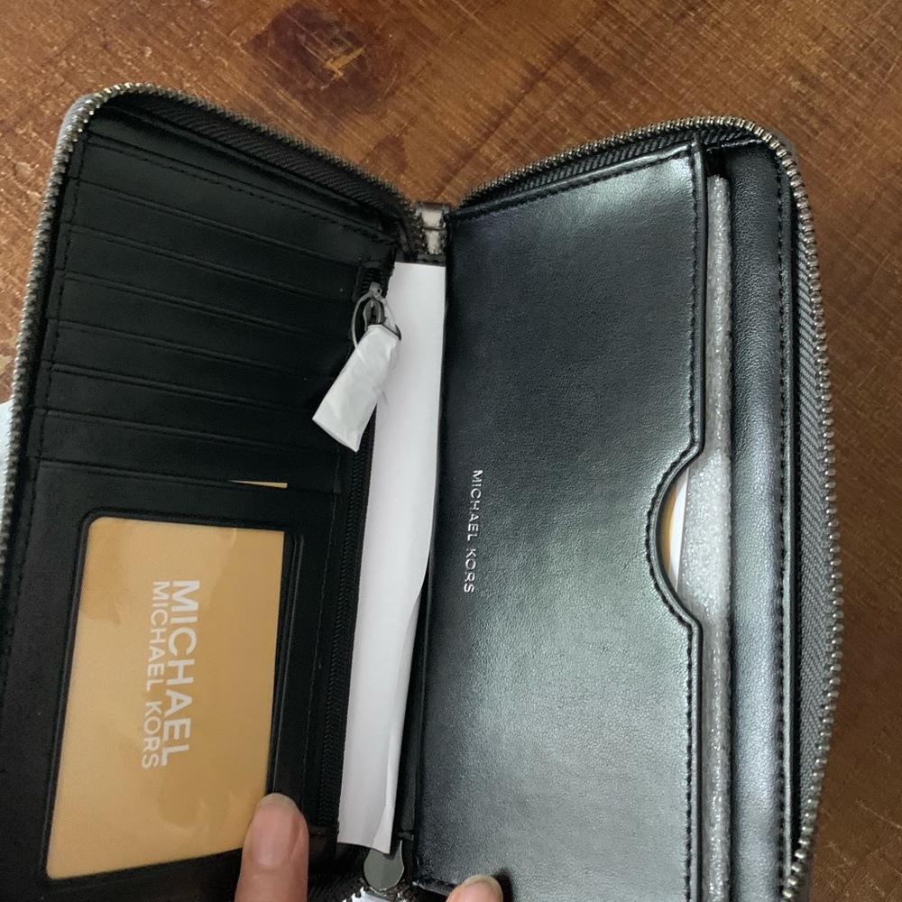 🌺🌺MICHAEL KORS QUILTED WRISTLET WALLET 🌺🌺 - Picture 4 of 6